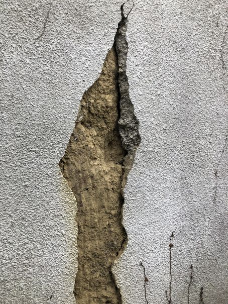 mur en terre dont le parement ciment se décolle